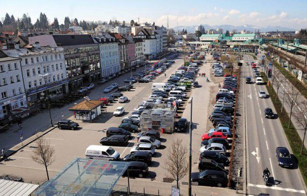 Der Schwerverletzte wurde auf dem Parkplatz Seestadt von Passanten entdeckt. Neue/Stiplovsek