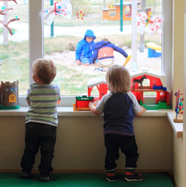 Das Alter der Mädchen und Buben in der Kleinkindbetreuung sinkt. „Familien schicken ihre Kinder länger in die außerhäusliche Betreuung“, sagte Landesrätin Wiesflecker. APA/Wolf