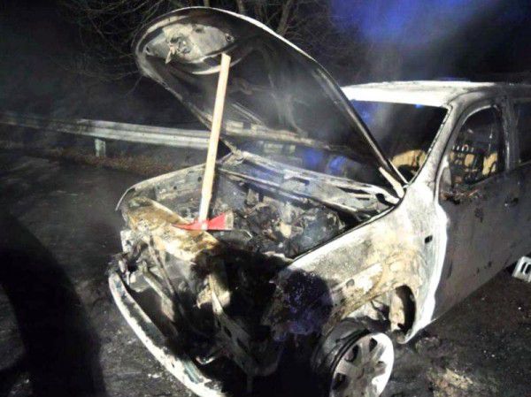 Als die Feuerwehr eintraf, stand das Fahrzeug in Flammen. POLIZEI