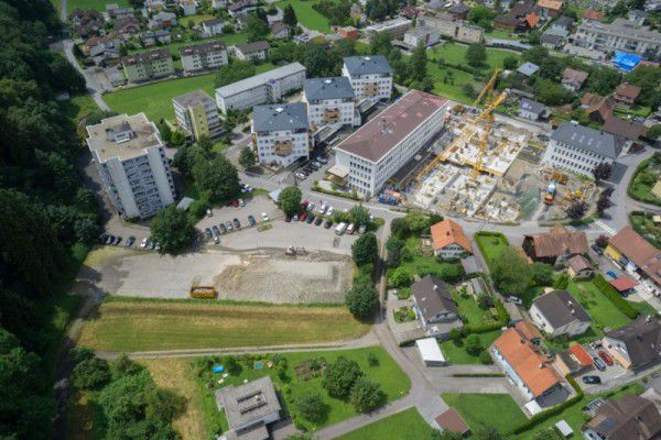 Am 19. Jänner geht die Bauverhandlung über ein umstrittenes Projekt in Götzis über die Bühne. Auf der freien Fläche links unten auf dem Foto soll eine Wohnanlage errichtet werden. Drohnenfoto/ Hartinger