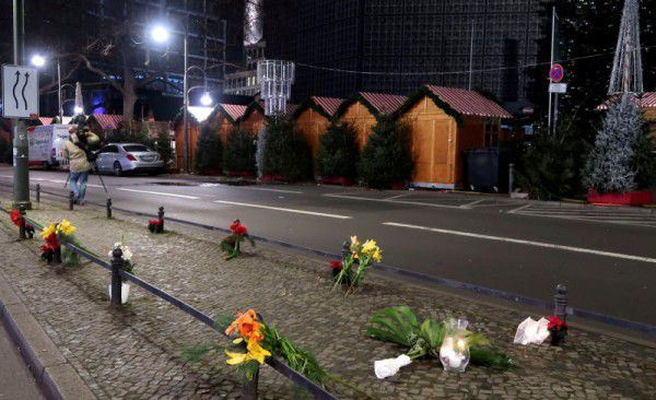 Am Breitscheidplatz wurden Blumen niedergelegt. Reuters
