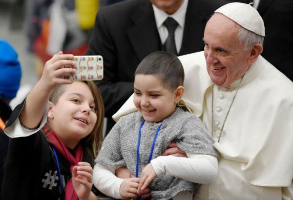 Bei der Weihnachtsaudienz wurden auch Selfies gemacht. AFP