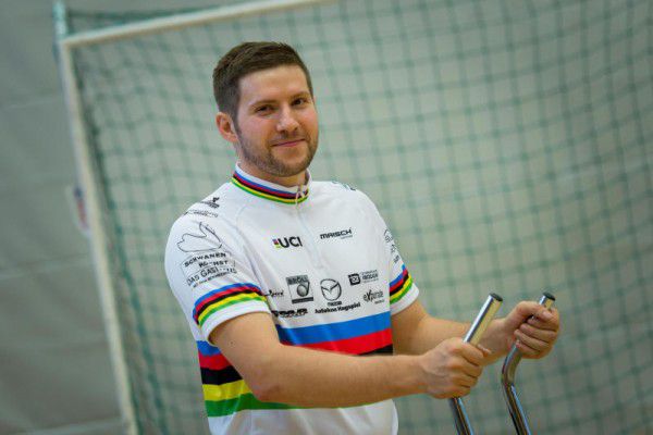 Dank spektakulärer Paraden von Patrick Schnetzer und den Toren von Markus Bröll bleibt das Regenbogentrikot in Höchst. RC höchst
