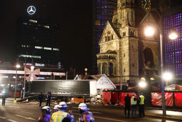 Der Lkw zog eine Spur der Verwüs­tung auf dem Weihnachtsmarkt. AP, reuters, AFP
