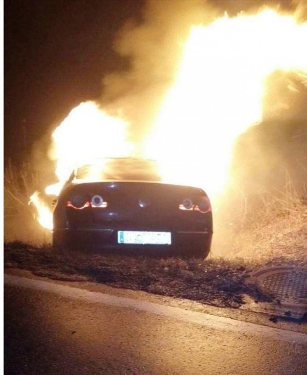 Der Pkw brannte nach dem Unfall aus. polizei