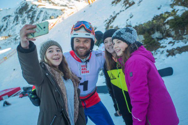 Der Rummel um Markus Schairer war gestern wie immer am Hochjoch groß. Der St. Gallenkirchner schrieb fleißig Autogramme und posierte mit seinen Fans. Steurer (3)