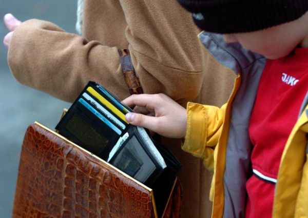 Die Vorarlberger Polizei warnt vor Taschendieben. DPA/Scheidemann