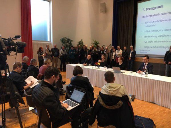 Die Vorstände der Liechtensteiner Ärztekammer – mit unterstützenden Ärzten im Hintergrund – lehnten neue Verträge ab. wikopreventk
