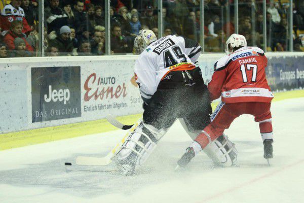 Dornbirn-Keeper Florian Hardy gegen KAC-Angreifer Manuel Ganahl lautete häufig das Duell am gestrigen Abend.GEPA