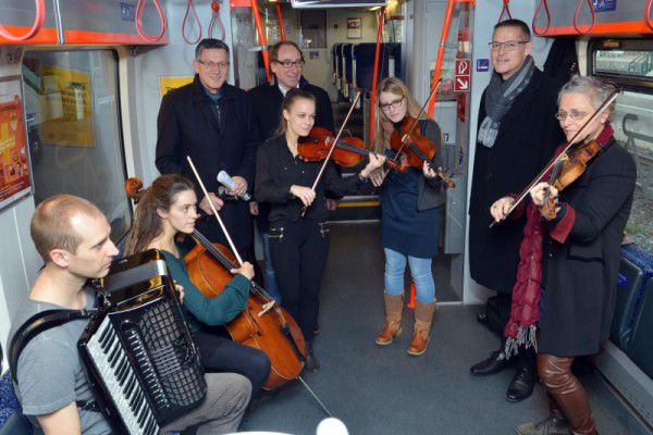 Evelyn Fink-Mennel (r.) und die Studierenden der Volksmusikklasse am Landeskonservatorium hatten Musik im Gepäck. VLK/Serra