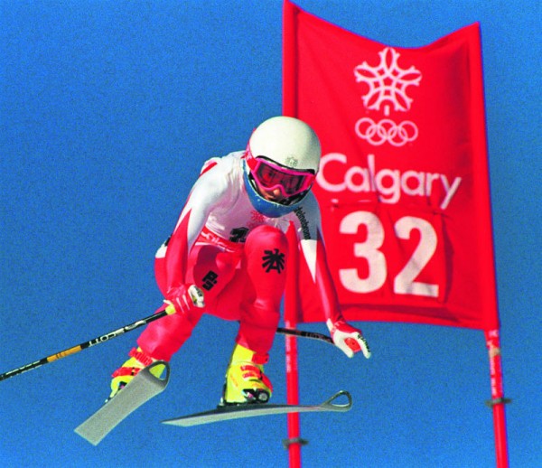 Großes Bild:Anita Wachter bei der Flowerzeremonie nach ihrem Olympiasieg mit Brigitte Oertli (2) und Maria Walliser (15).Links: Wachter während der Kombiabfahrt in Calgary.Rechts: Diego Maradona hievt Wachter 1989 in Argentinien auf das Siegerpodest.APA (2), GEPA (1), Privat (1)