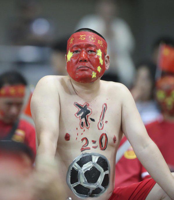 In China wird der Fußball immer populärer und auch die Fans kommen immer zahlreicher in die Stadien. AP