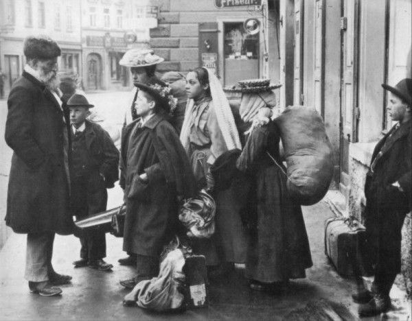 In Ravensburg kamen die Kinder auf dem Marktplatz zusammen und wurden von den Bauern zum Dienst auf dem Hof ausgewählt.
