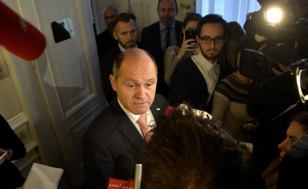 Innenminister Sobotka von Reportern umbringt. APA/PFARRHOFER
