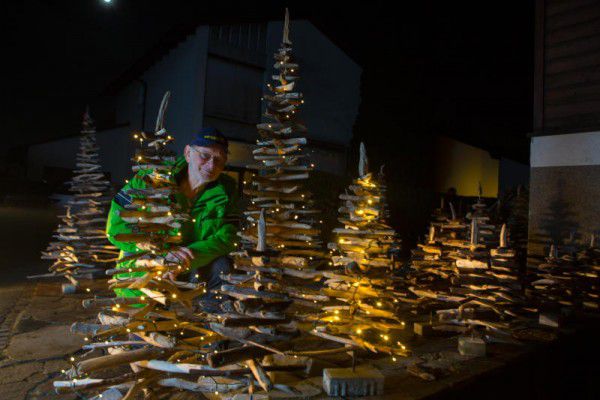 Josef Hämmerle hat bereits über 700 Bäumchen gebaut.klaus hartinger (2)