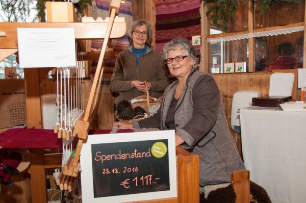 Karin Mäser (karinshandwebe.at, vorne) und Brigitte Kohn (Atelier Kobri) sammelten am Christkindlemarkt Spenden. Stadt Dornbirn