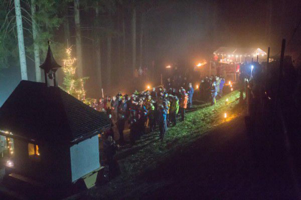 Knapp 200 Personen trotzten dem Wetter und nahmen am Gottesdienst teil. Alexander Stoiser (3)