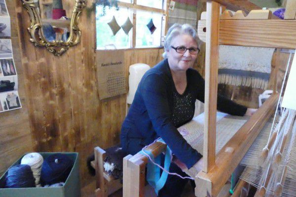 Links: Karin Mäser verfügt über Können am Webstuhl. Christkindlemarktbesucher können sich im Weben versuchen.