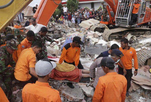 Mehr als 300 Menschen wurden verletzt. Unter den Trümmern könnten sich noch weitere Tote befinden, befürchten die Rettungskräfte.AP/Juanda