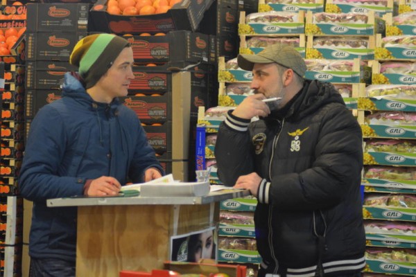 Philipp Schmid hat eine Handelsagentur gegründet. Verhandeln am Großmarkt und selbst anpacken gehört dazu.