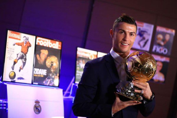 Ronaldo mit der Trophäe, die seine ­sensationelle Saison vergoldet. AFP