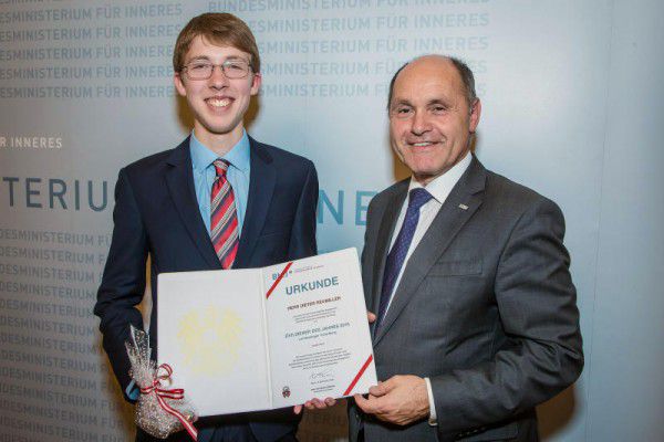 Wolfgang Sobotka überreicht Dieter Reumiller die Urkunde. Lebenshilfe Vorarlberg