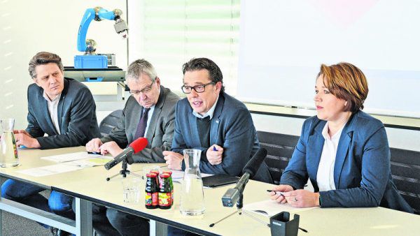 Christian Beer (Inhaber und Geschäftsführer der Heron-Gruppe), Landesstatthalter Karlheinz Rüdisser, Wirtschaftskammer-Präsident Hans-Peter Metzler und Dornbirns Bürgermeisterin Andrea Kaufmann (v.l.).  Wirtschaftskammer Vorarlberg