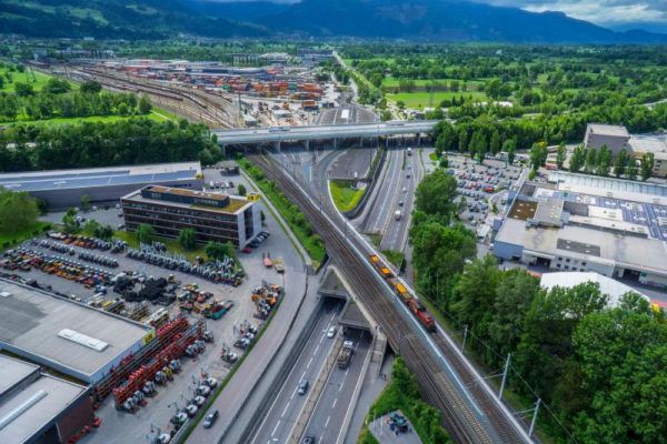 Der Güterbahnhof wird ausgebaut, die Strecken in Süddeutschland modernisiert. Damit wird die eingleisige Verbindung zwischen Bregenz und Lindau zum Nadelöhr, meinen die Freiheitlichen.Drohne/Hartinger