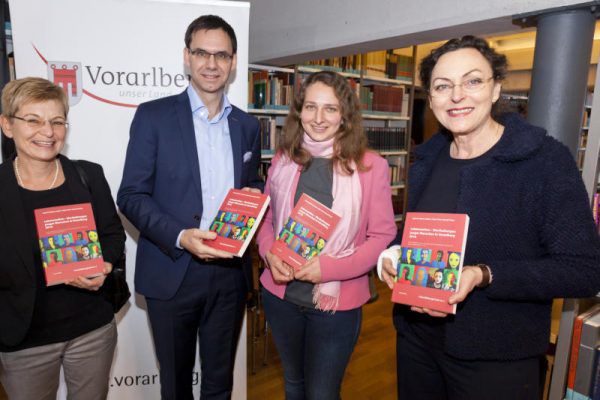 Die Studienautorinnen Gabriele Böheim-Galehr (r.), Helga Kohler-Spiegel (l.) sowie Katharina Meusburger mit Markus Wallner.