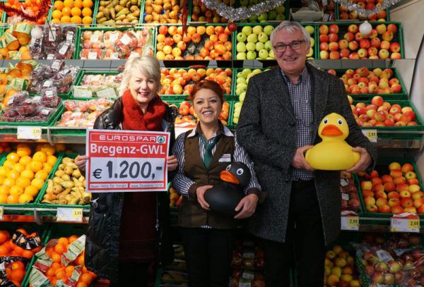 Schirmherrin Ilga Sausgruber nimmt Scheck entgegen. SPAR