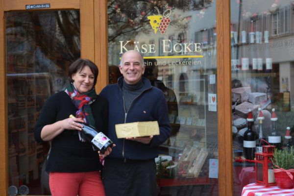 Seit fast zehn Jahren führen er und seine Frau Susanne die „Käse Ecke“ in Lindau. Neben vielen verschiedenen handgemachten Sorten wird auch Wein angeboten. Sara Bonetti (4)