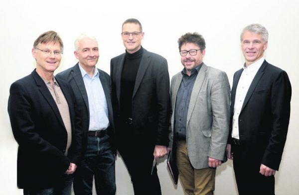 Ärztekammer-Präsident Michael Jonas mit Otto Gehmacher, ärztlicher Leiter der Palliativstation Hohenems, Landesrat Christian Bernhard, Ärztekammer-Vizepräsident Burkhard Walla und Günter Höfle, Leiter der Inneren Medizin am LKH Hohenems. VLK