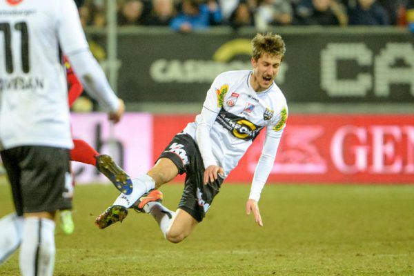 Altachs Boris Prokopic musste nach einem Foul in der 23. Minute vom Feld. gepa/lerch (2)