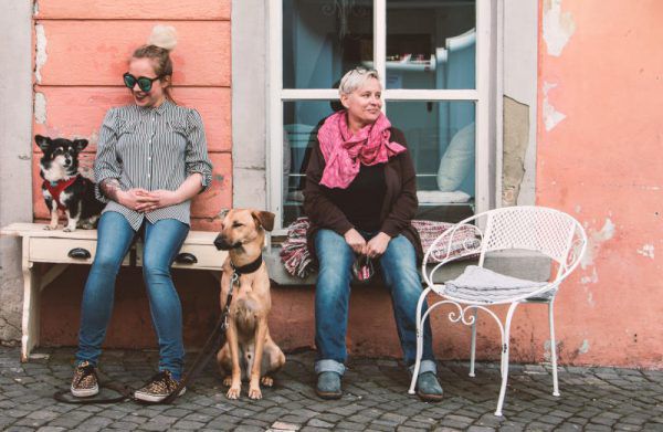 Anncatrin Muchitsch (l.) und Andrea Schaper mit ihren Vierbeinern Arnold (der kleinere) und Ole.Lieblingscafé