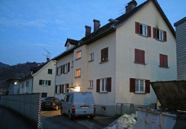 Bei einem Brand in einem Wohnhaus wurde die schwer verletzte Frau entdeckt.Rebekka Madlener