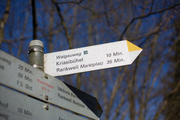 Das kleine blau-gelbe Zeichen zeigt den Jakobsweg.