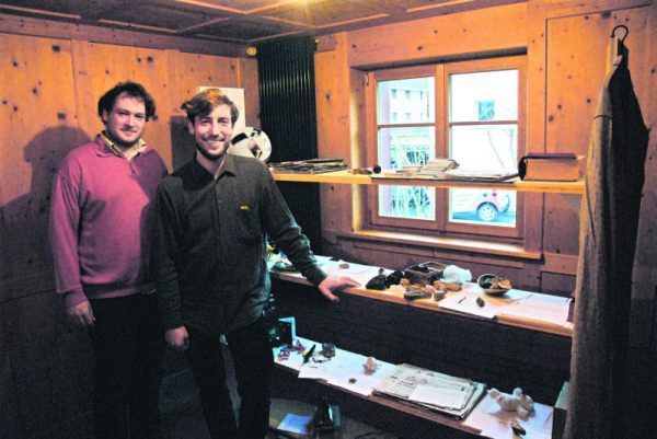 David-Johannes Buj (l.) und Simon Egger, die das Ausstellungskonzept mitentwickelt haben, vor dem temporären Archiv. wolfgang ölz