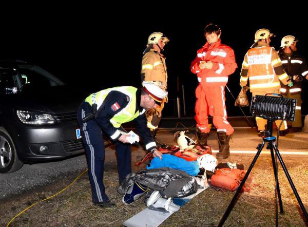 Der 28-jährige Mann war kurz vor 20 Uhr mit Snowboard und Rucksack auf der unbeleuchteten Straße unterwegs.© gerhard Scopoli