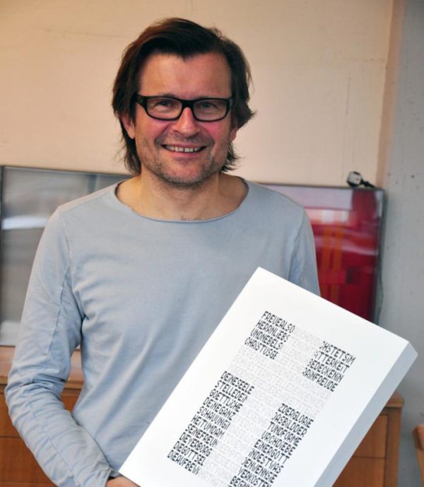 Der Bregenzer Künstler Marbod Fritsch mit seiner Kreuzgrafik, die er für die „KLARA Edition“ gestaltet hat.Katholische Kirche Vorarlberg/ölz