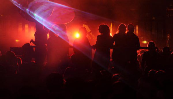 Deutsche Jugendliche zwischen 16 und 18 Jahren dürfen sich lediglich bis Mitternacht in Tanzlokalen aufhalten. dpa