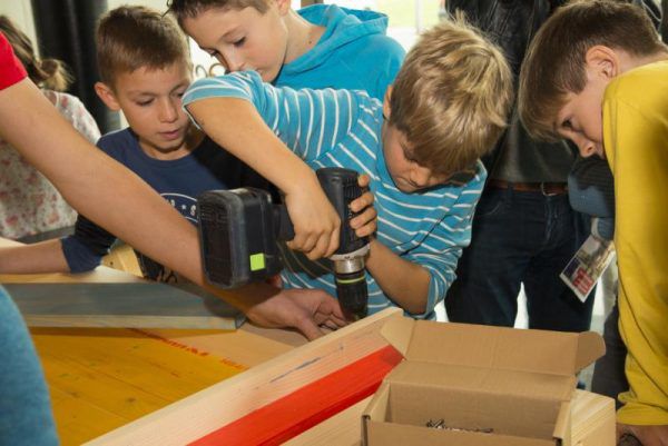 Die Buben und Mädchen dürfen beim Workshop im Frauenmuseum in Hittisau selbst anpacken. Archiv