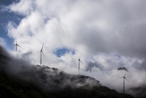 Die höchst gelegenen Windturbinen stehen am Griessee in der Schweiz (Kanton Wallis).Symbolbild/OLIVIER MAIRE
