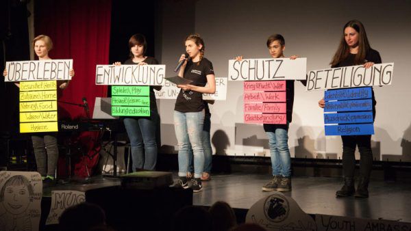 Die Jugendlichen setzen sich für Kinderrechte ein. Caritas