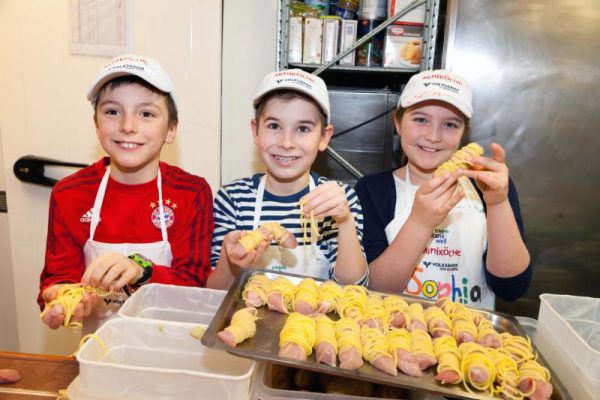 Die Miniköche am Werk im Gasthaus Schäfle. Slow Food