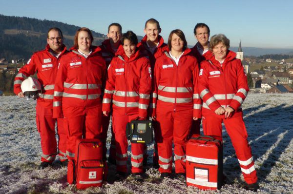 Dieter Hillebrand (oben) und das Team in Alberschwende (rechts). Klaus Hartinger (1), rotes Kreuz (1)
