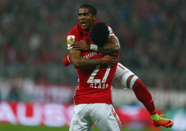 Douglas Costa jubelte mit David Alaba über sein Goldtor. Reuters