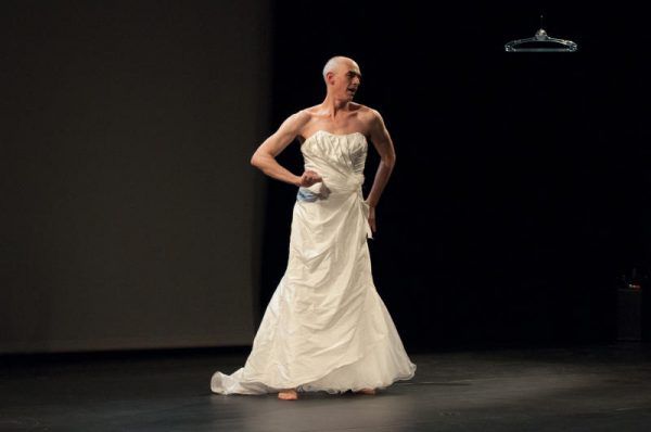 Ein Mann, der im Kleid gute Tanz-Figur machte. Lisa Kammann