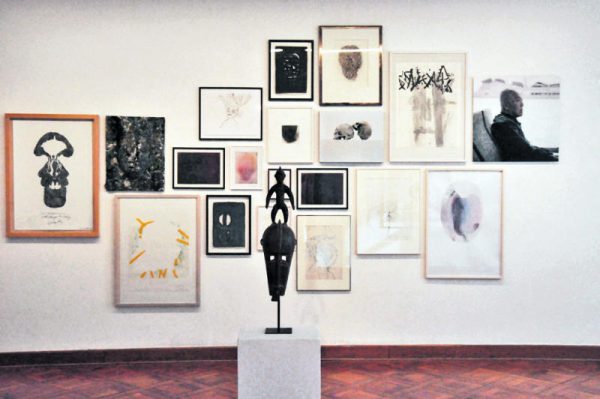 Exponate der Hanny-Frick-Kollektion in Petersburger Hängung an einer Wand im Palais Liechtenstein. wolfgang ölz