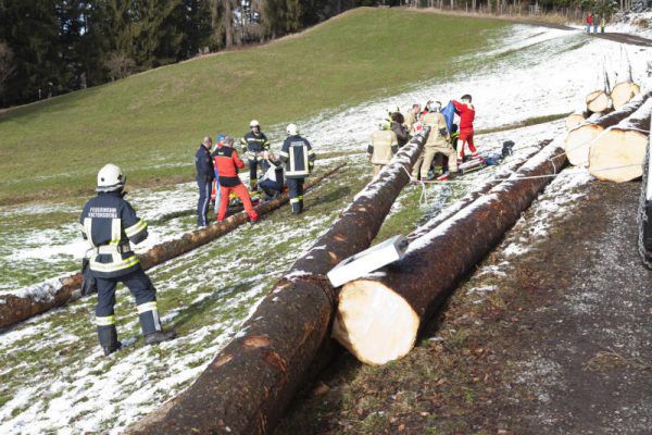Familienmitglieder, andere Spaziergänger, Polizisten und Feuerwehrleute eilten dem Vater und seiner Tochter zu Hilfe. © dietmar mathis