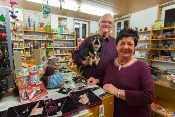 Gemeinsam mit ihrem Mann Norbert und Hündchen Timmi arbeitet Waltraud ehrenamtlich im Weltladen in Frastanz.Bernd Hofmeister (3)